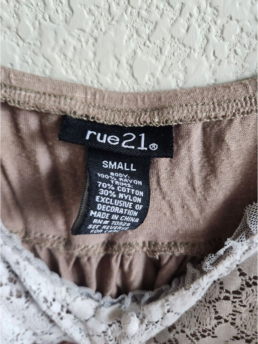 Vintage Y2K Rue 21 Womens Sz S Cropped Ruffled Tank Top Crochet Brown White - Picture 2 of 3